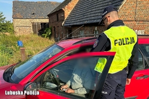 policjant kontroluje trzeźwość kierowcy