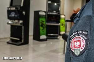 Wzmożone działania żagańskich policjantów i współpraca ze Służbą Celną w walce z automatami do gier