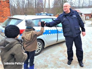 Właściwy człowiek na właściwym miejscu – dzielnicowy obdarował zabawkami najmłodszych mieszkańców swojej gminy