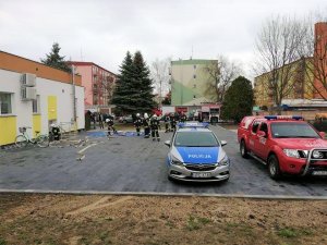 Pogadanka z przedszkolakami podczas ćwiczeń ewakuacyjnych Straży Pożarnej.