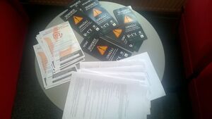 Stolik na którym leżą ulotki informujące dla seniorów, dotyczące oszustw.