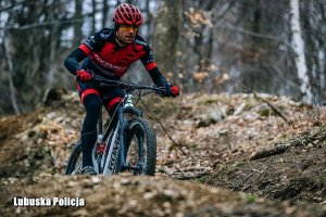 Tomasz Kołogryw na rowerze podczas wyścigu.