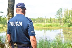 Policjant kontrolujący miejsca wypoczynku nad wodą.