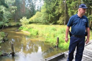 Dzielnicowy podczas działań &quot;Kręci mnie bezpieczeństwo nad wodą&quot;.