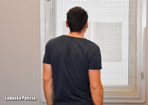 kierujący, który uderzyła w radiowóz i uciekł