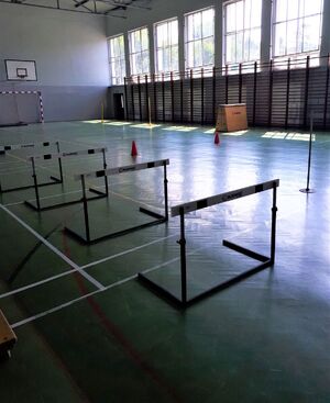 Sala gimnastyczna z przygotowanym torem przeszkód.