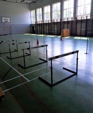 Sala gimnastyczna z przygotowanym torem przeszkód.