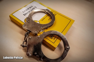 Kajdanki na kodeksie wykroczeń.
