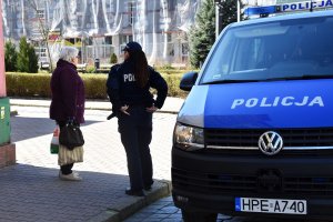 policjanci sprawdzają przestrzeganie nowych przepisów