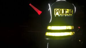 Elementy odblaskowe na kamizelce policjanta
