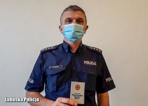 Policjant z Komisariatu Policji w Iłowej, który od ponad 30 lat jest honorowym dawcą krwi.