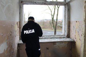 Policjantka kontrolująca pustostan oraz jego rejon.