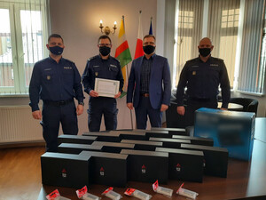 Od lewej: kom. Mateusz Domaradzki, mł. insp. 
Marek Halota, Burmistrz Mirosław Gąsik, podkom. Zbigniew Krzyszczyk