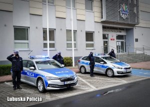 Policjanci oddają hołd zmarłemu policjantowi