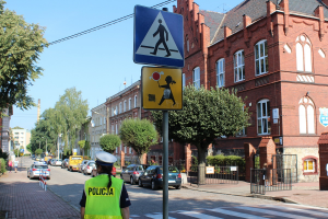 Policjant przy przejściu dla pieszych