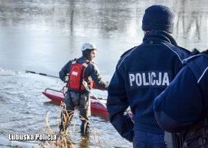 Policjant i strażak wychodzący z wody