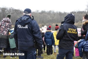 Policjant i strażniczka miejska