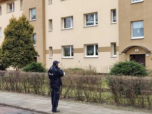 Policjant sprawdzający osoby będące na kwarantannie domowej