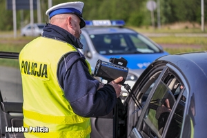 Policjant dokonujący pomiaru prędkości