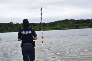 policjantka na pomoście w trakcie kontroli kąpieliska