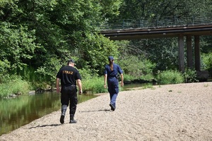 Policjantka i strażak przy rzece