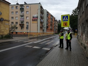 policjanci przy przejściu dla pieszych