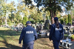 Policjanci na cmentarzu