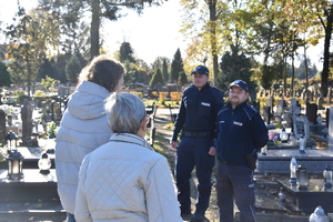 policjanci na cmentarzu