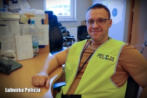 Policjant przy biurku