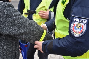 policjanci zakąszają opaskę odblaskową