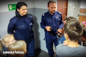 policjanci prowadzą spotkanie dla dzieci