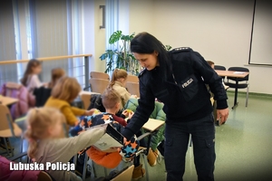 policjanci prowadzą spotkanie dla dzieci