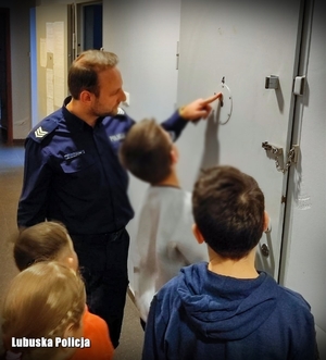 policjanci prowadzą spotkanie dla dzieci