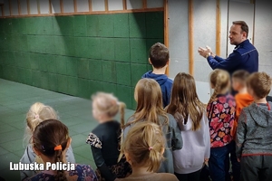 policjanci prowadzą spotkanie dla dzieci