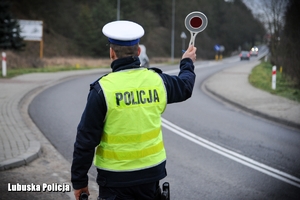 Policjant ruchu drogowego zatrzymuje pojazd do kontroli