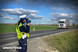 Policjantka dokonuje pomiaru prędkości