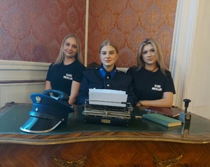 uczennice przy biurku
