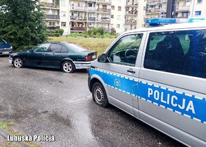 policyjny radiowóz i samochód bmw