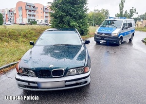policyjny radiowóz i samochód bmw