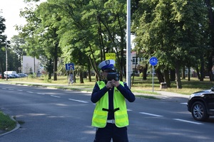 policjant dokonuje pomiaru prędkości