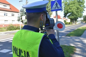 policjant dokonuje pomiaru prędkości