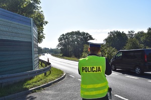 policjant dokonuje pomiaru prędkości