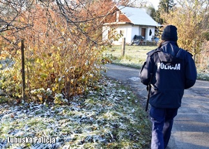 policjantka sprawdza miejsca gdzie mogą przebywać bezdomni