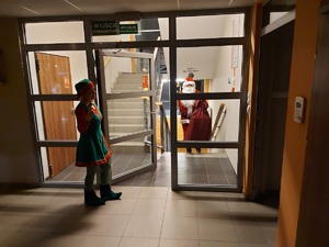 mikołaj i elf w komendzie