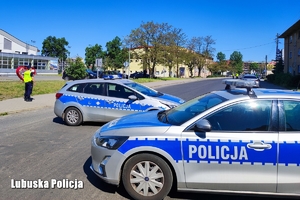 dwa policyjne radiowozu