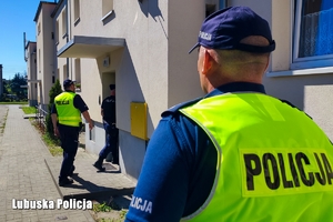 policjanci ewakuują mieszkańców