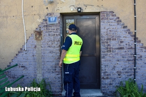 policjanci ewakuują mieszkańców