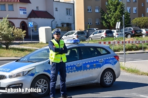 policjant blokuje drogę