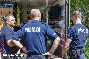 policjanci w centrum dowodzenia poszukiwaniami