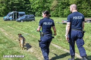 policjanci z psem tropiącym